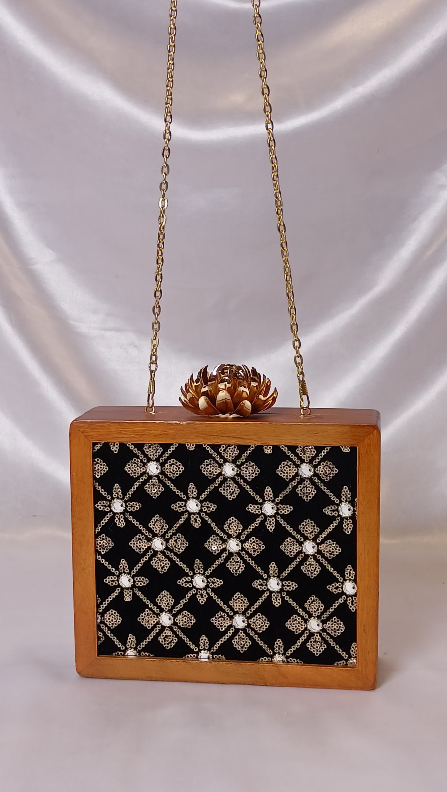 BLACK SQUARE WOODEN CLUTCH