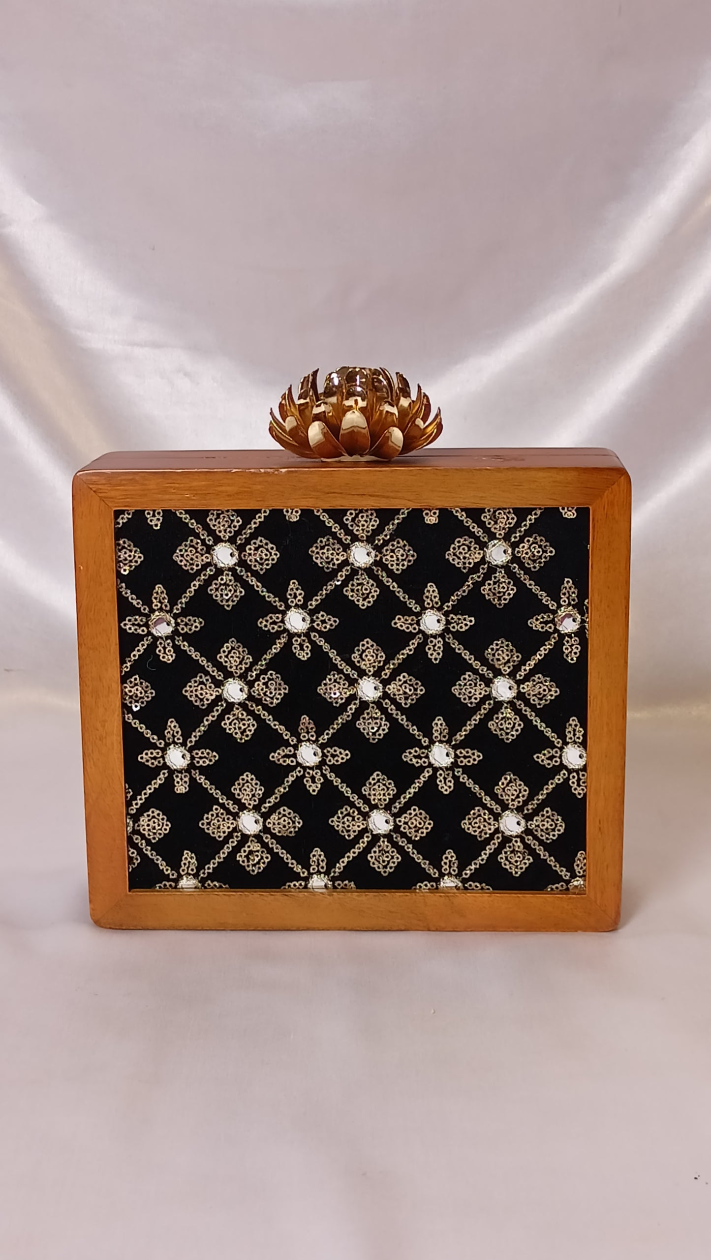 BLACK SQUARE WOODEN CLUTCH