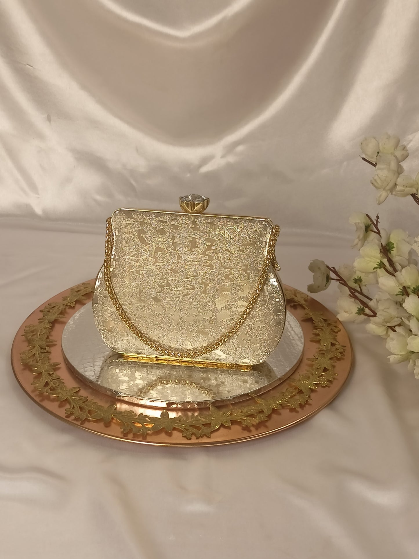 GOLDEN CLUTCH WITH CHAIN