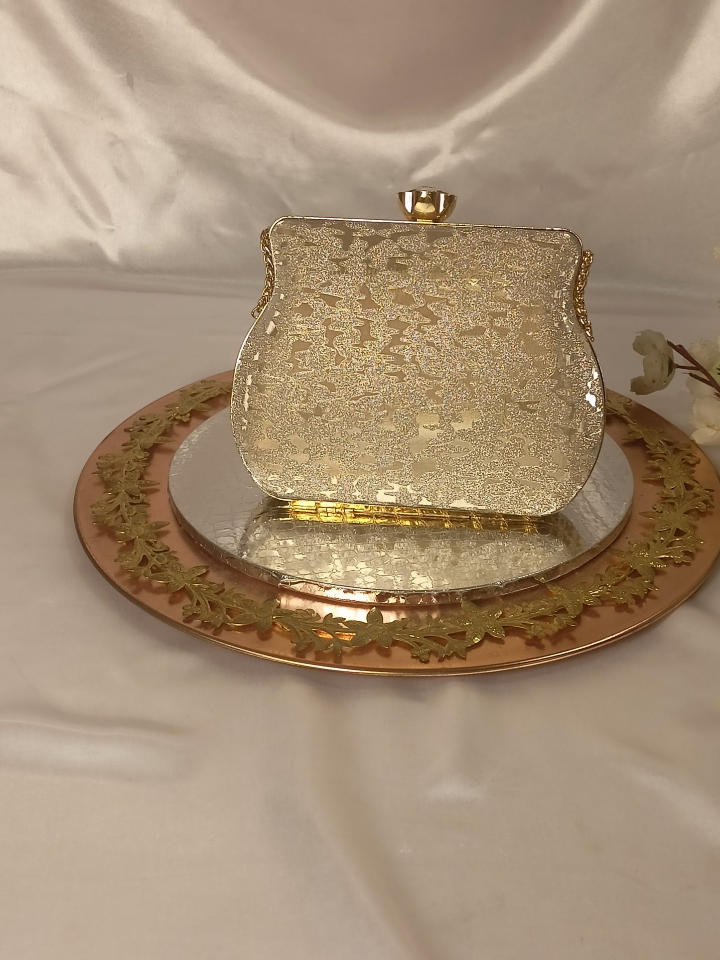 GOLDEN CLUTCH WITH CHAIN
