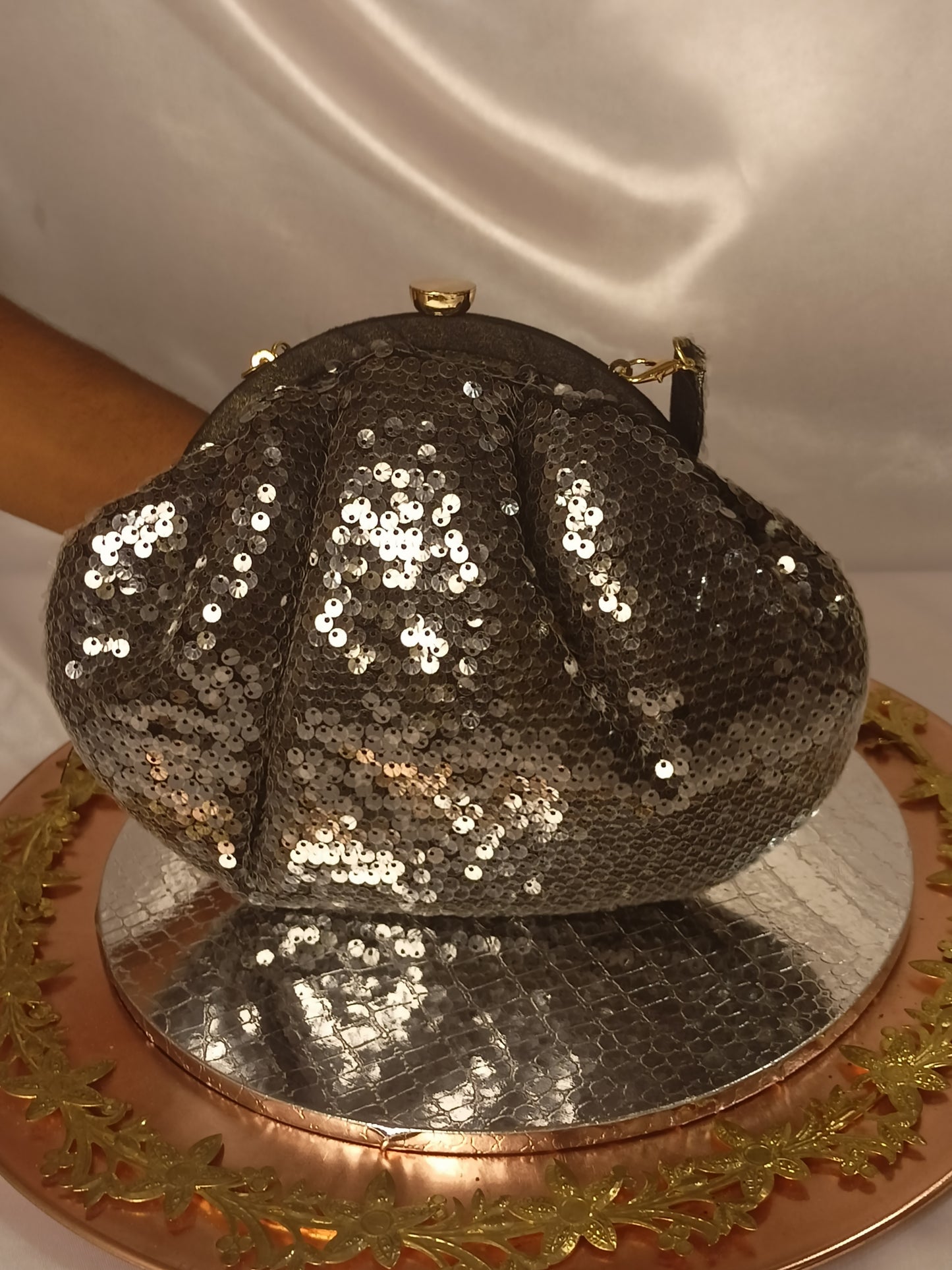 BLACK SEQUENCE BATUA CLUTCH