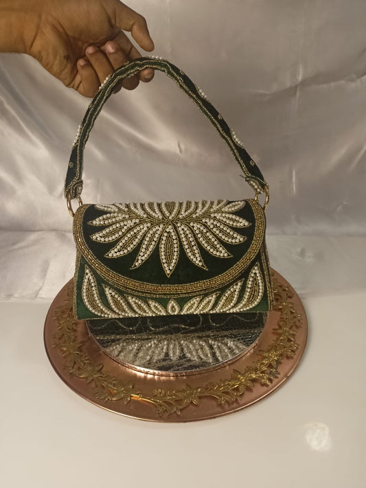 GREEN PEARL WORK FLAP CLUTCH
